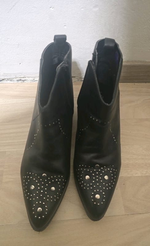 Damen Schwarze Stiefeletten mit Nieten – spitze Form – Größe 40