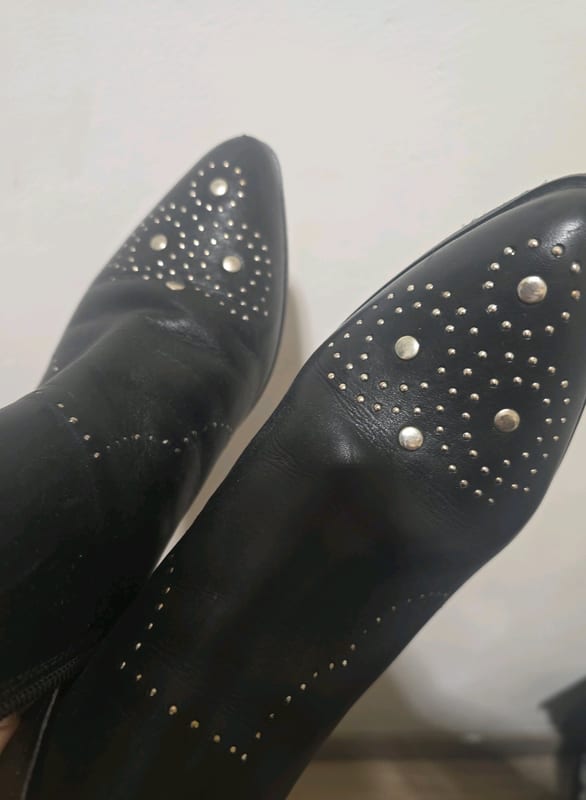Damen Schwarze Stiefeletten mit Nieten – spitze Form – Größe 40 – Bild 2 von 7