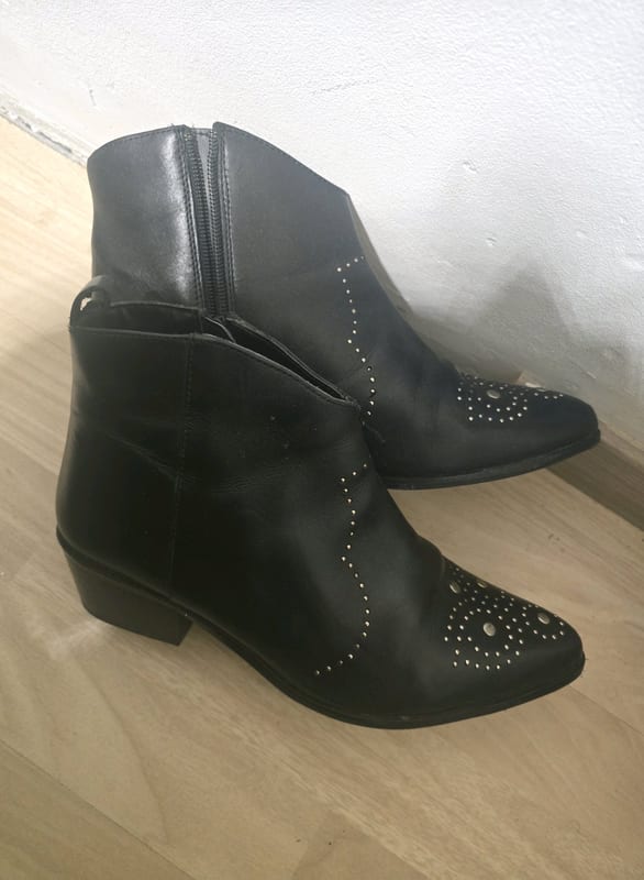 Damen Schwarze Stiefeletten mit Nieten – spitze Form – Größe 40 – Bild 3 von 7
