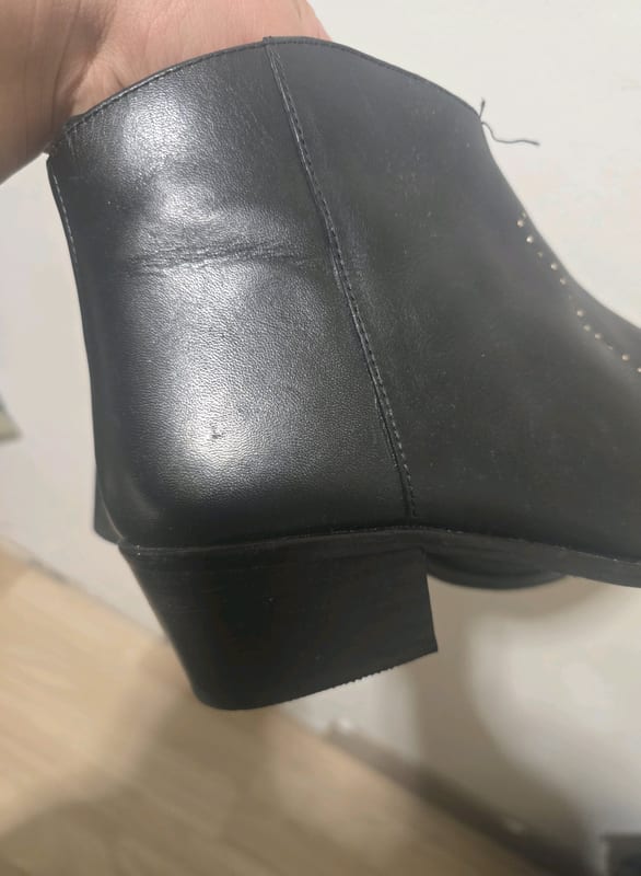 Damen Schwarze Stiefeletten mit Nieten – spitze Form – Größe 40 – Bild 6 von 7
