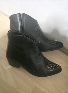 Damen Schwarze Stiefeletten mit Nieten – spitze Form – Größe 40 – Bild 3 von 7
