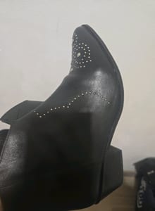 Damen Schwarze Stiefeletten mit Nieten – spitze Form – Größe 40 – Bild 5 von 7