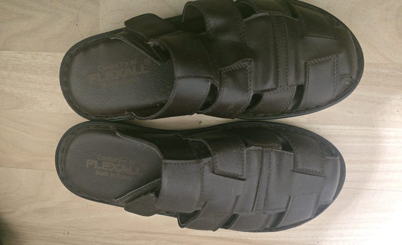 Braune Herrensandalen aus Leder mit Klettverschluss – Größe 41