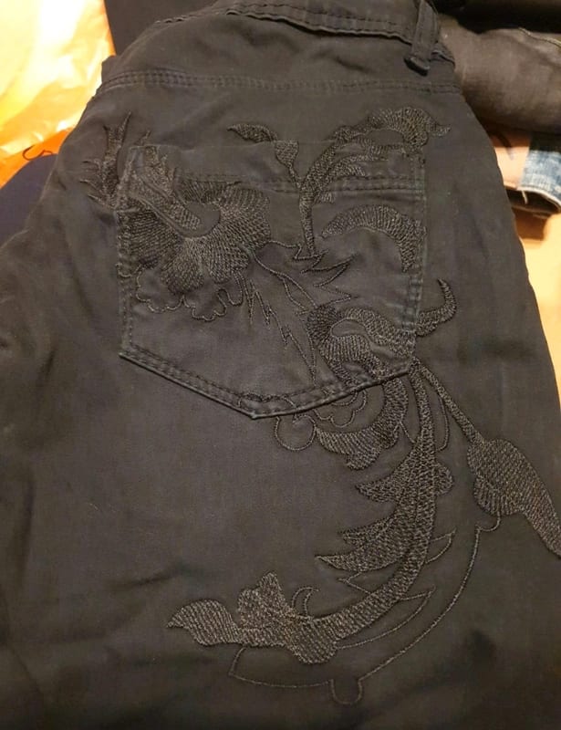 Damen Schwarze Jeans mit schwarzer Stickerei an der Gesäßtasche – Größe 36 – Bild 2 von 2