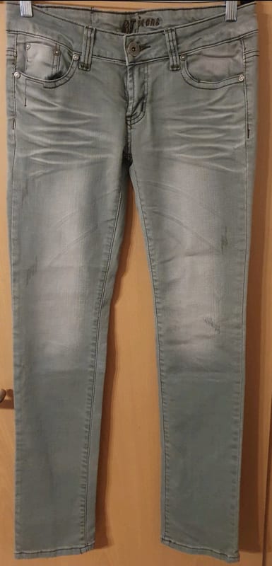Damen Jeans in Hellgrau mit Used-Waschung – Gerader Schnitt – Größe 40 – Bild 2 von 2