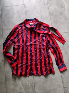 Damenbluse mit Schluppe, rot-blau gestreift, glänzend – Größe 42