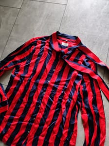 Damenbluse mit Schluppe, rot-blau gestreift, glänzend – Größe 42 – Bild 2 von 5