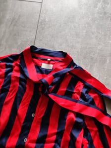 Damenbluse mit Schluppe, rot-blau gestreift, glänzend – Größe 42 – Bild 3 von 5