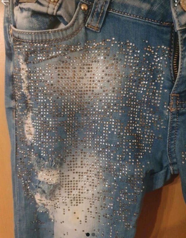 Damen Jeans mit Strass-Steinen und Used-Look – Größe 36 – Blau