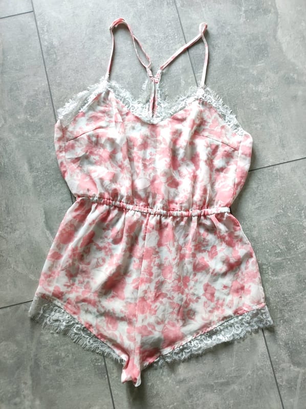 Damen Playsuit mit Spitzenbesatz, rosa-weiß geblümt – Größe M