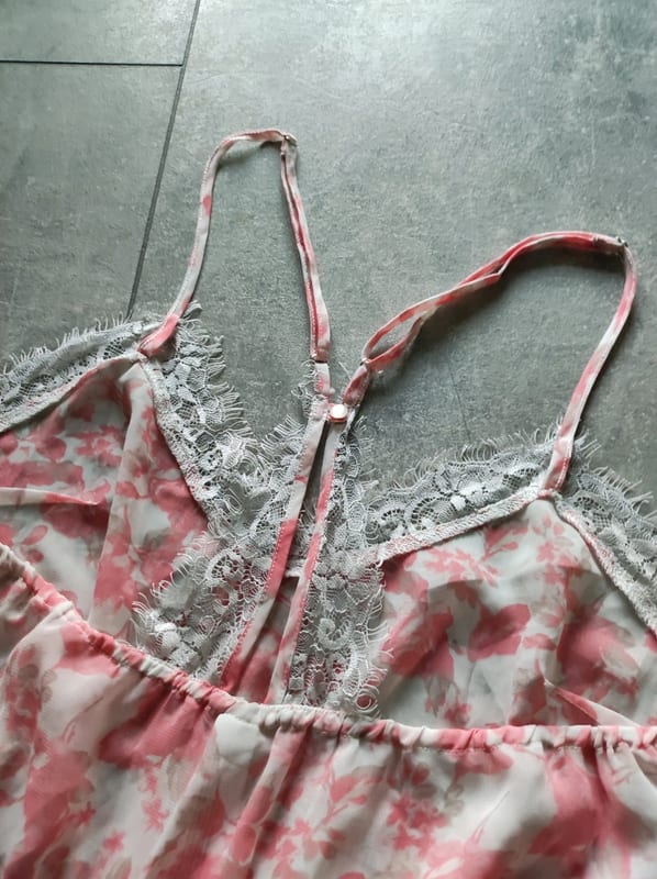 Damen Playsuit mit Spitzenbesatz, rosa-weiß geblümt – Größe M – Bild 3 von 4