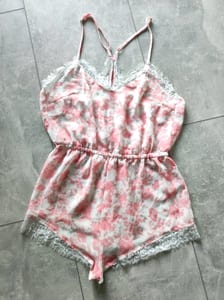 Damen Playsuit mit Spitzenbesatz, rosa-weiß geblümt – Größe M