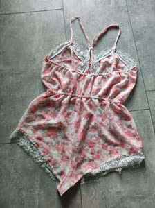 Damen Playsuit mit Spitzenbesatz, rosa-weiß geblümt – Größe M – Bild 2 von 4
