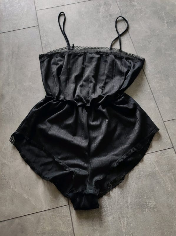 Damen Schwarzer Satin-Overall mit Spitze – Playsuit – Größe XS