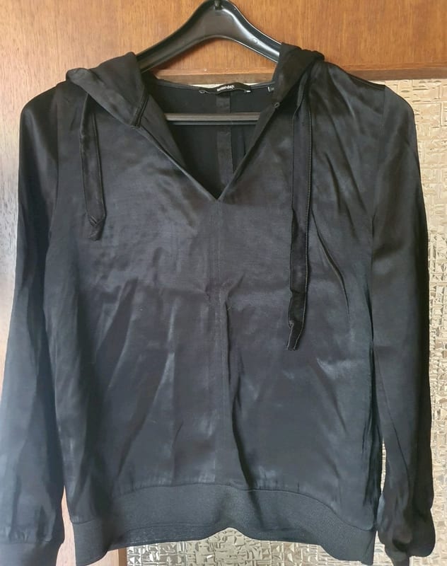 Damen Schwarzer Bluse mit V-Ausschnitt und Kordelzug – glänzend von Someday – Größe 38 – Bild 2 von 2