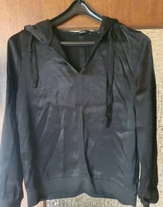 Damen Schwarzer Bluse mit V-Ausschnitt und Kordelzug – glänzend von Someday – Größe 38 – Bild 2 von 2