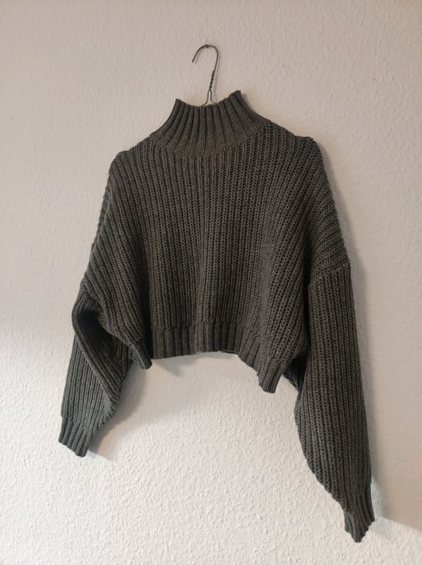 Damen Gestrickter Cropped-Pullover mit Stehkragen – Größe M – Dunkelgrau – Bild 2 von 4
