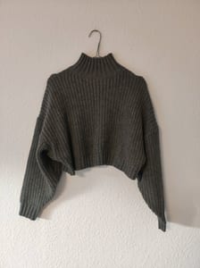 Damen Gestrickter Cropped-Pullover mit Stehkragen – Größe M – Dunkelgrau