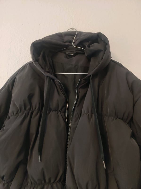 Damen Schwarze gesteppte Winterjacke mit Kapuze – Größe L – Bild 4 von 5