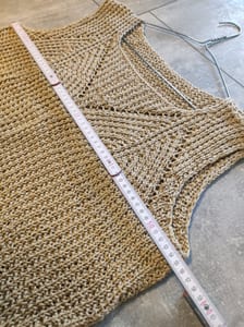 Damen Strick-Top ärmellos, beige, handgestrickt mit Lochmuster – Größe XL – Bild 4 von 5