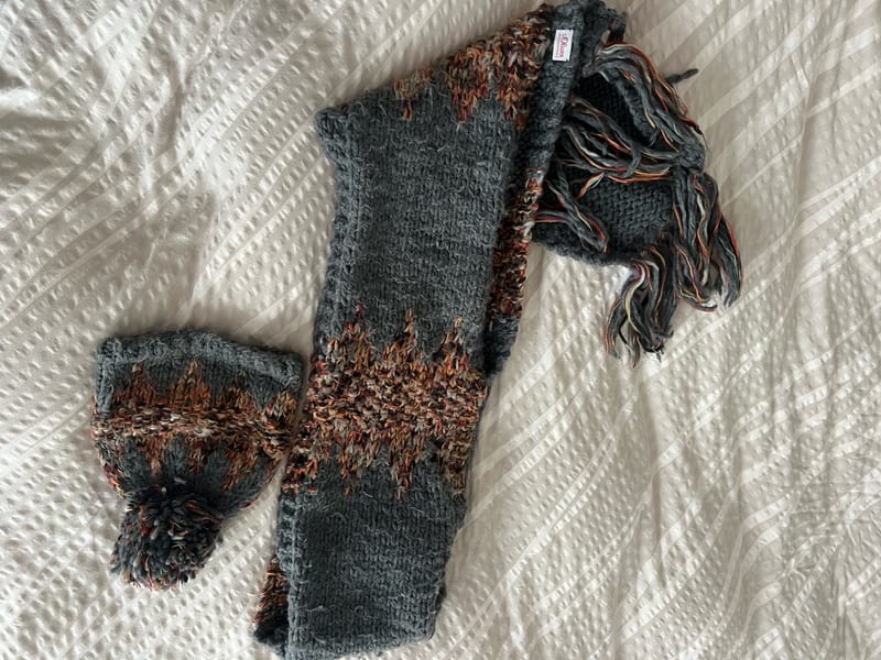 Damen Strickset Mütze und Schal in Grau mit Mustern s oliver – Bild 2 von 5
