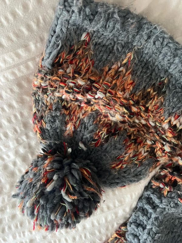 Damen Strickset Mütze und Schal in Grau mit Mustern s oliver – Bild 3 von 5