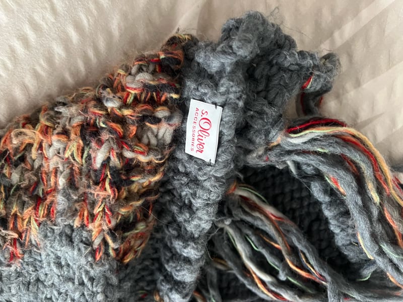 Damen Strickset Mütze und Schal in Grau mit Mustern s oliver – Bild 4 von 5