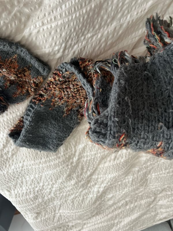 Damen Strickset Mütze und Schal in Grau mit Mustern s oliver – Bild 5 von 5