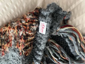 Damen Strickset Mütze und Schal in Grau mit Mustern s oliver – Bild 4 von 5