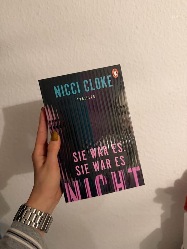 Sie war es. Sie war es nicht – Thriller, Buch