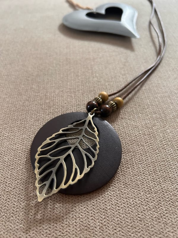 Damen Boho Halskette mit Holzornamente – Braun – Bild 2 von 9