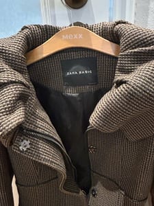 Damen Tolle Kurzjacke Neu von Zara Dunkelbraun – Größe S – Bild 4 von 11