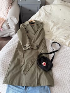 Damen Pull & Bear Trenchcoat in der Größe S in der Farbe Khaki Neu – Grün