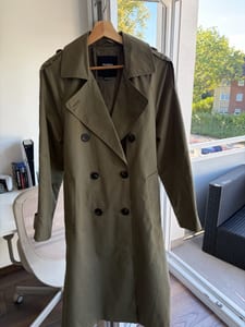 Damen Pull & Bear Trenchcoat in der Größe S in der Farbe Khaki Neu – Grün – Bild 2 von 5