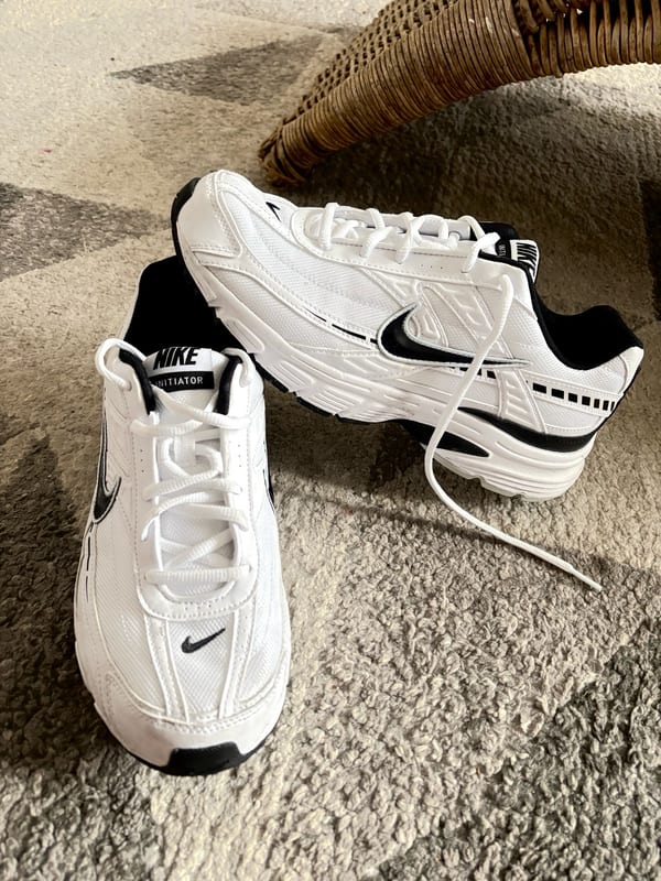 Herren Sneaker Weiß/Schwarz – Laufschuh mit Logo – Größe 44