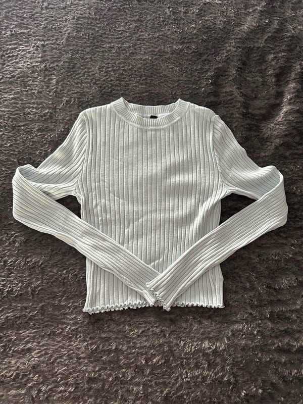 Damen Hellblauer Rippstrick-Pullover mit Rüschenkante – Größe S – Bild 2 von 2