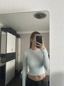 Damen Hellblauer Rippstrick-Pullover mit Rüschenkante – Größe S