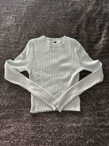 Damen Hellblauer Rippstrick-Pullover mit Rüschenkante – Größe S – Bild 2 von 2