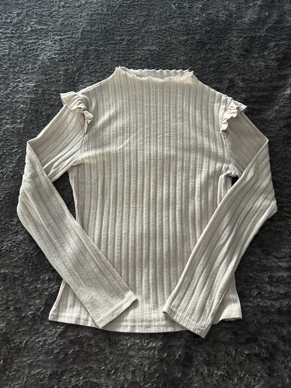 Damen Langarmshirt mit Rüschen an den Schultern, geripptes Oberteil – Größe S – Beige – Bild 2 von 2