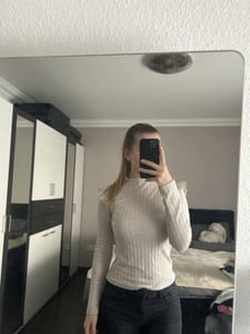 Damen Langarmshirt mit Rüschen an den Schultern, geripptes Oberteil – Größe S – Beige