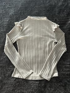 Damen Langarmshirt mit Rüschen an den Schultern, geripptes Oberteil – Größe S – Beige – Bild 2 von 2