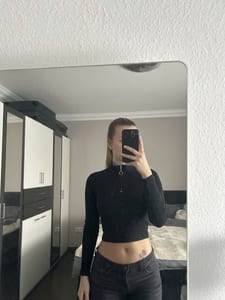 Damen Schwarzes Cropped Langarmshirt mit Reißverschluss – Größe S