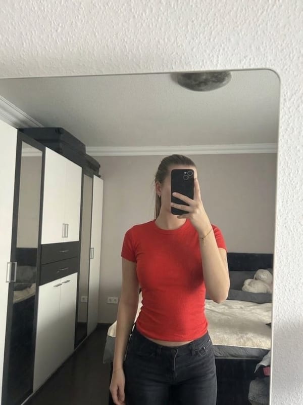 Damen Rotes geripptes Basic-T-Shirt, figurbetont – Größe S
