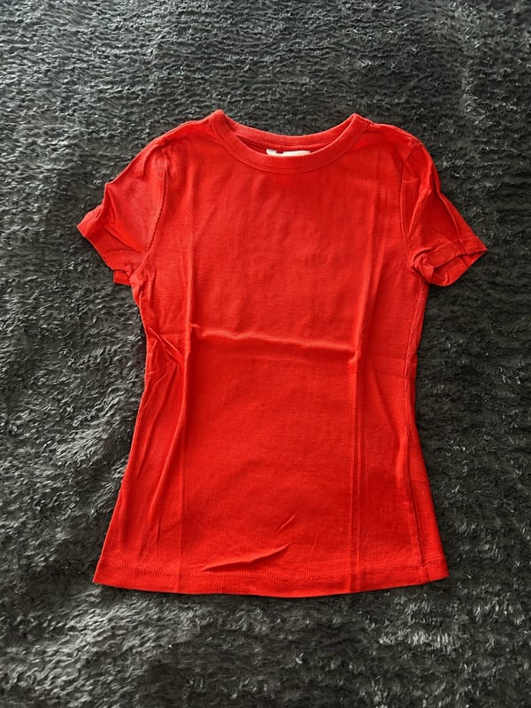 Damen Rotes geripptes Basic-T-Shirt, figurbetont – Größe S – Bild 2 von 2