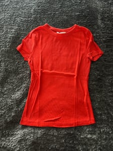 Damen Rotes geripptes Basic-T-Shirt, figurbetont – Größe S – Bild 2 von 2