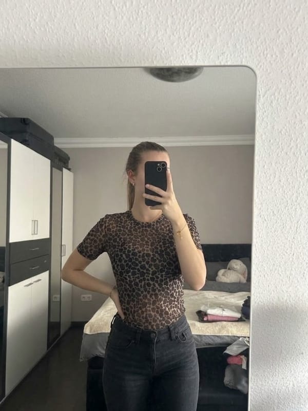 Damen Leoparden-Mesh-Shirt mit kurzen Ärmeln – Größe S – Braun