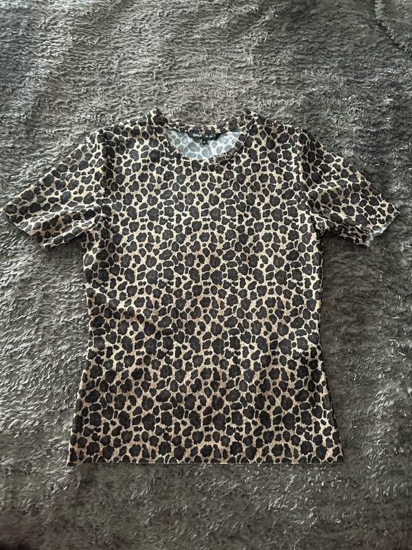 Damen Leoparden-Mesh-Shirt mit kurzen Ärmeln – Größe S – Braun – Bild 2 von 2