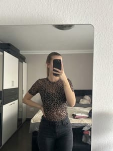 Damen Leoparden-Mesh-Shirt mit kurzen Ärmeln – Größe S – Braun
