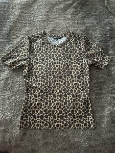 Damen Leoparden-Mesh-Shirt mit kurzen Ärmeln – Größe S – Braun – Bild 2 von 2