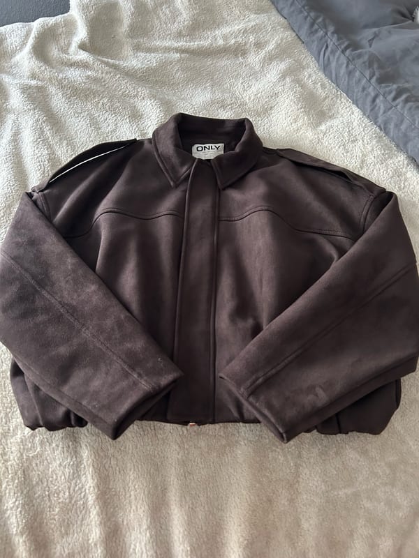 Damen Braune Wildlederoptik Bomberjacke mit Reißverschluss – Größe XS – Bild 3 von 3